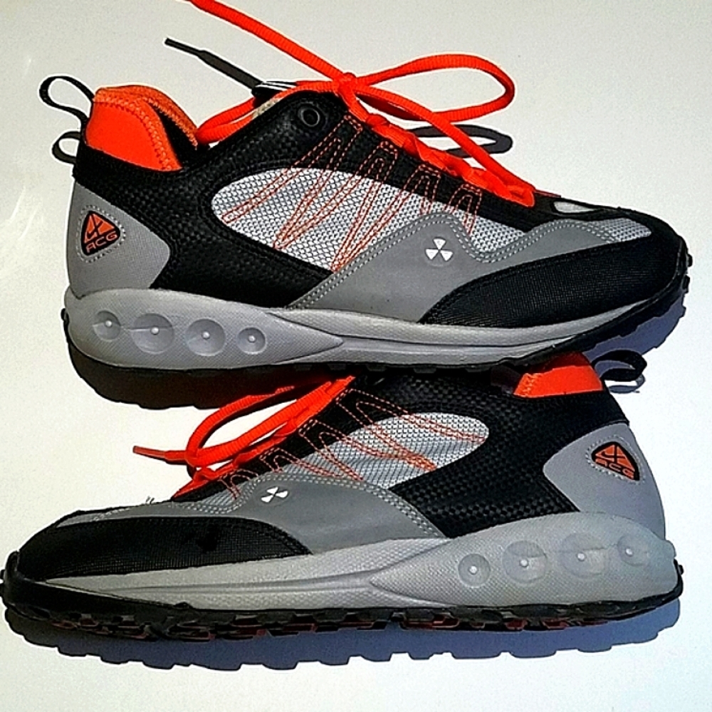 NIKE ACG IN VERY GOOD CONDITON WITH REFLECTIVE  FR